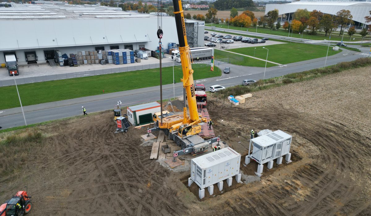 Montaż kontenerów BESS — dźwig 100t